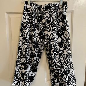 Ann Taylor LOFT Black/ White Hibiscus print Capri pant with pockets size 8